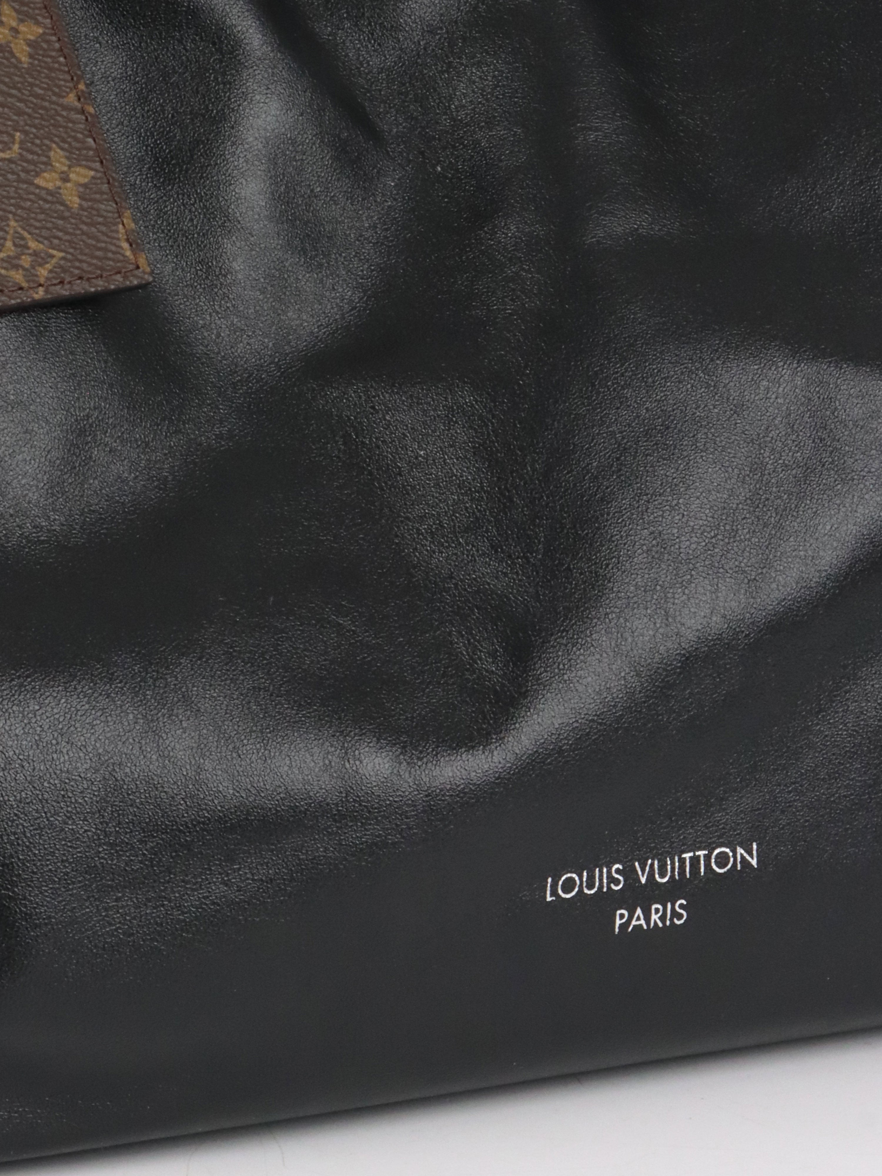 Louis  Vuitton Noir CarryAll Vibe MM.