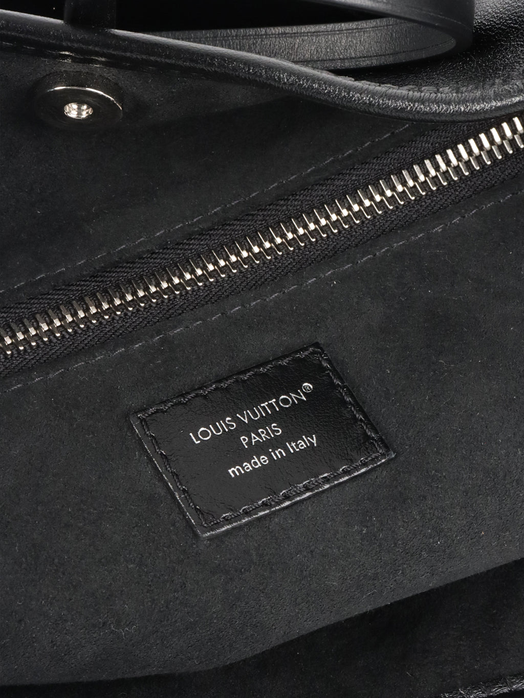 Louis  Vuitton Noir CarryAll Vibe MM.