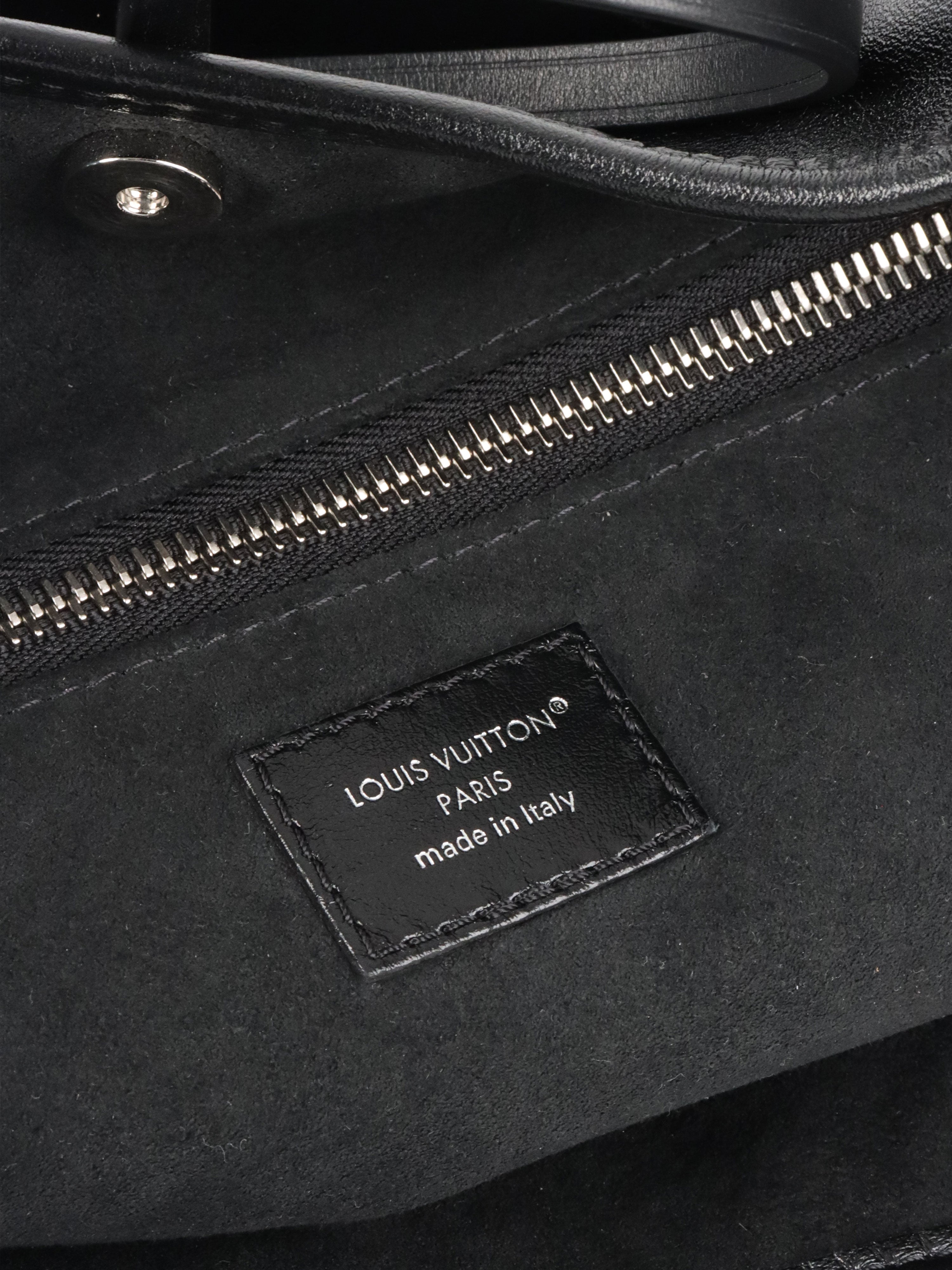 Louis  Vuitton Noir CarryAll Vibe MM.