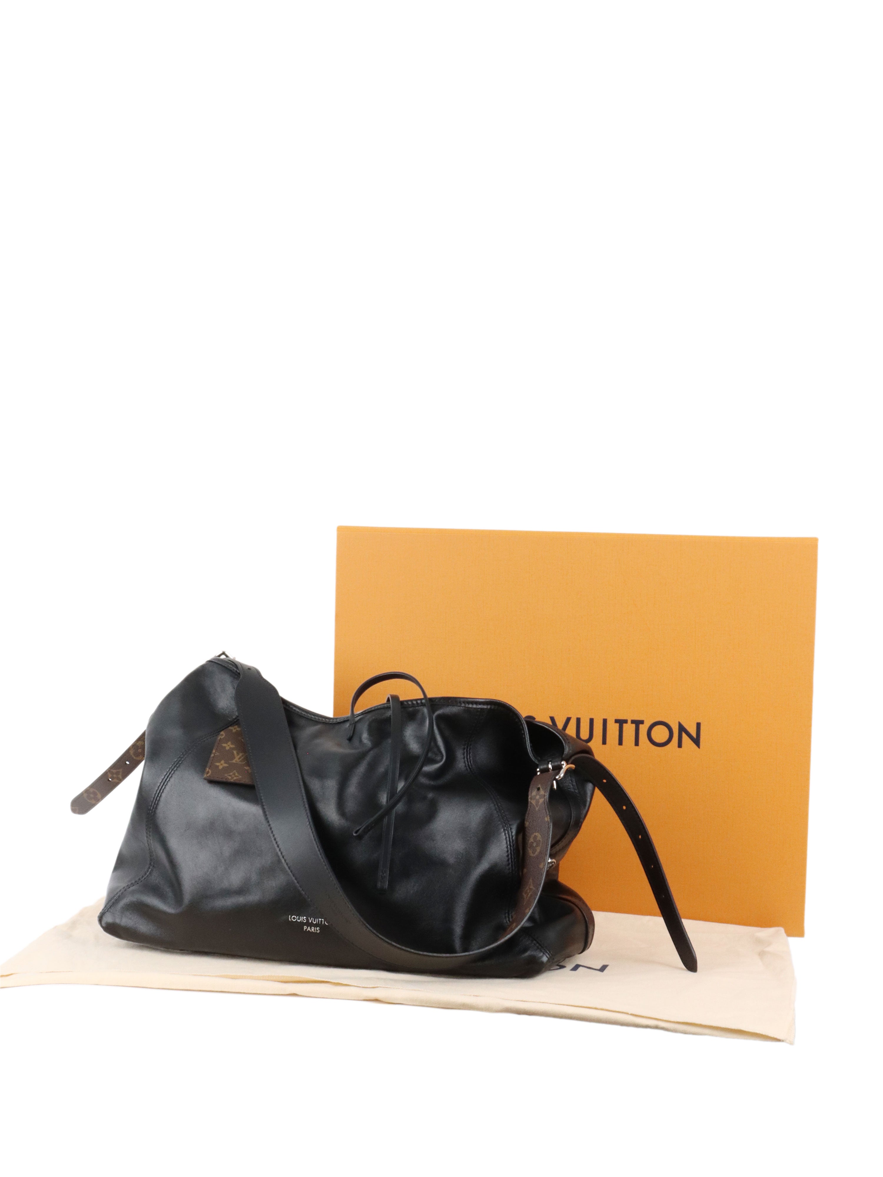 Louis  Vuitton Noir CarryAll Vibe MM.