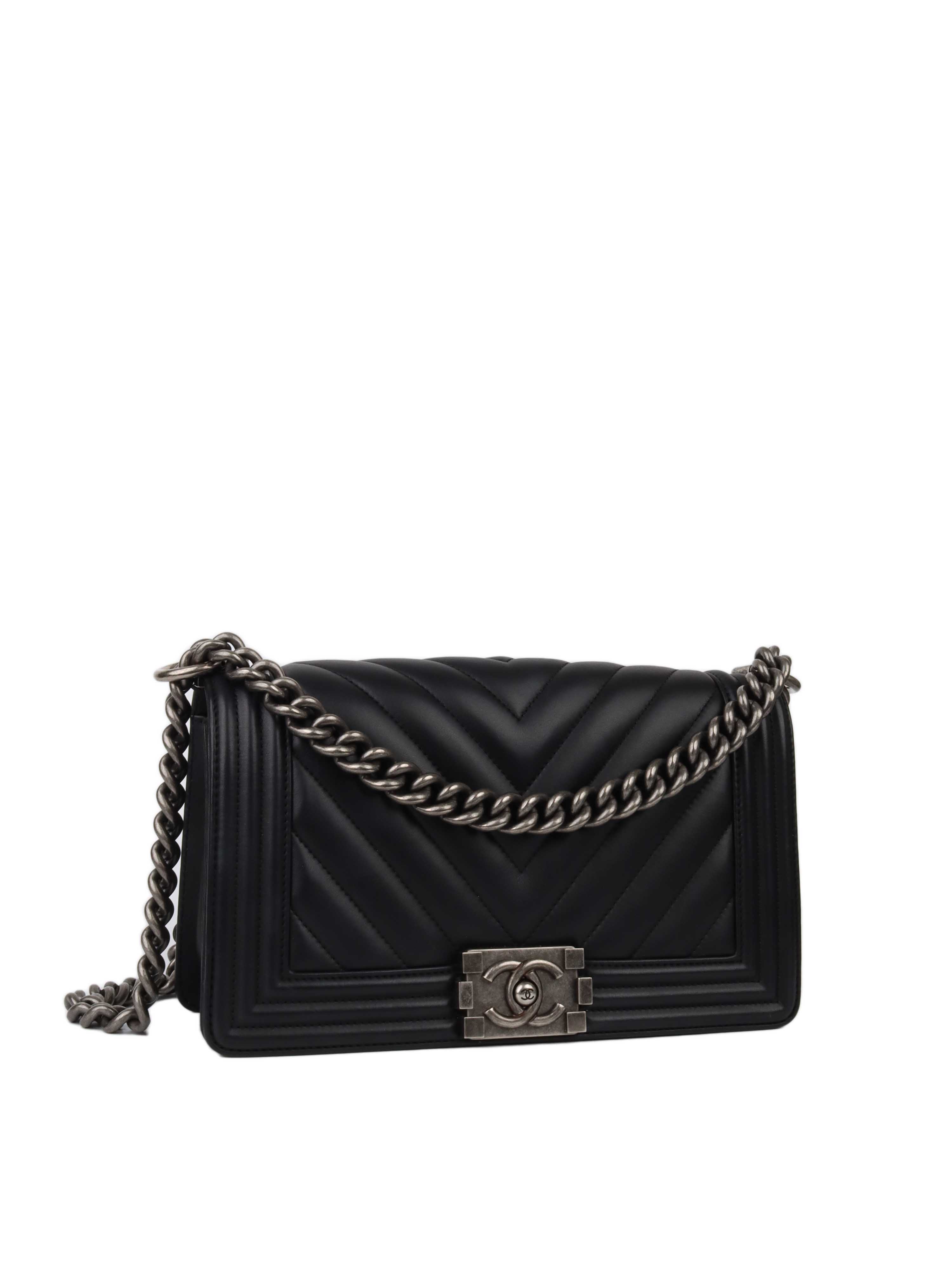 Chanel boy discount black and white