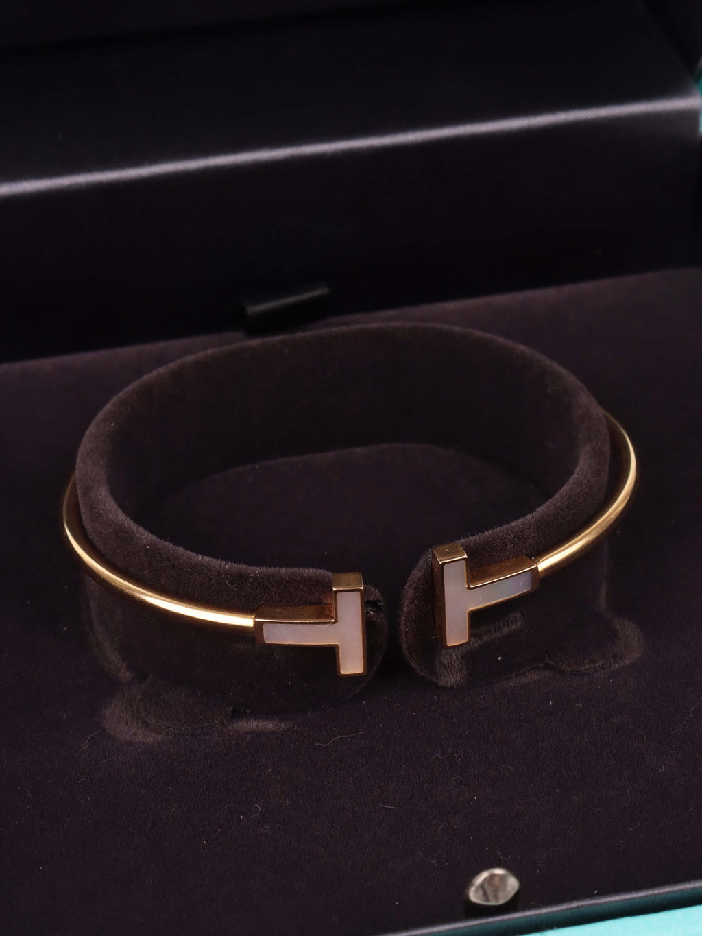 Tiffany&Co Wire Bracelet in Yellow Gold with Mother-of-pearl.