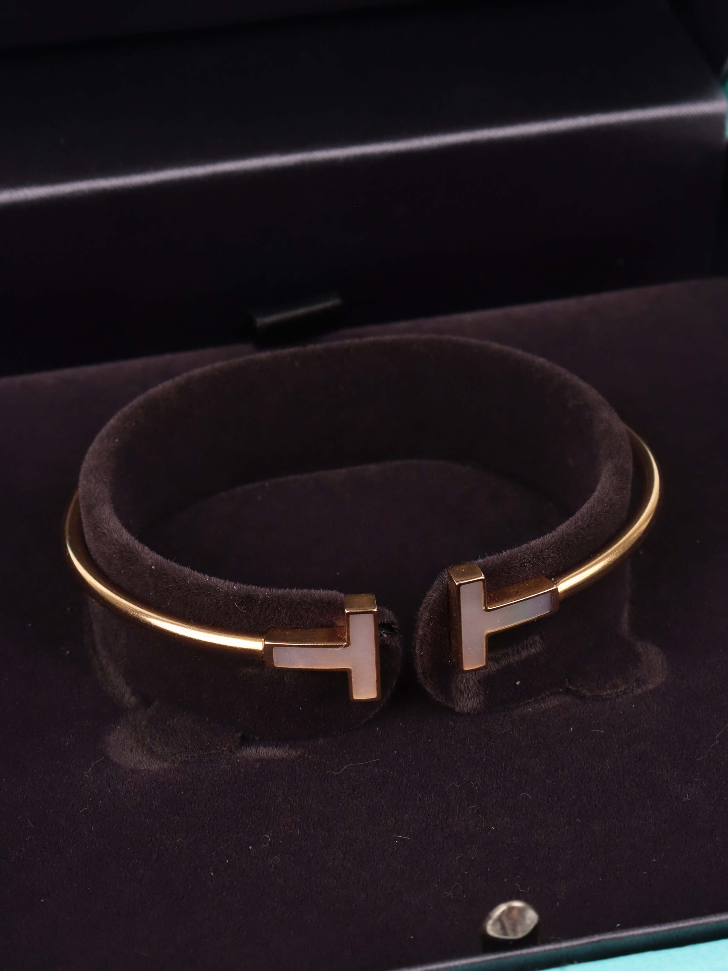 Tiffany&Co Wire Bracelet in Yellow Gold with Mother-of-pearl.