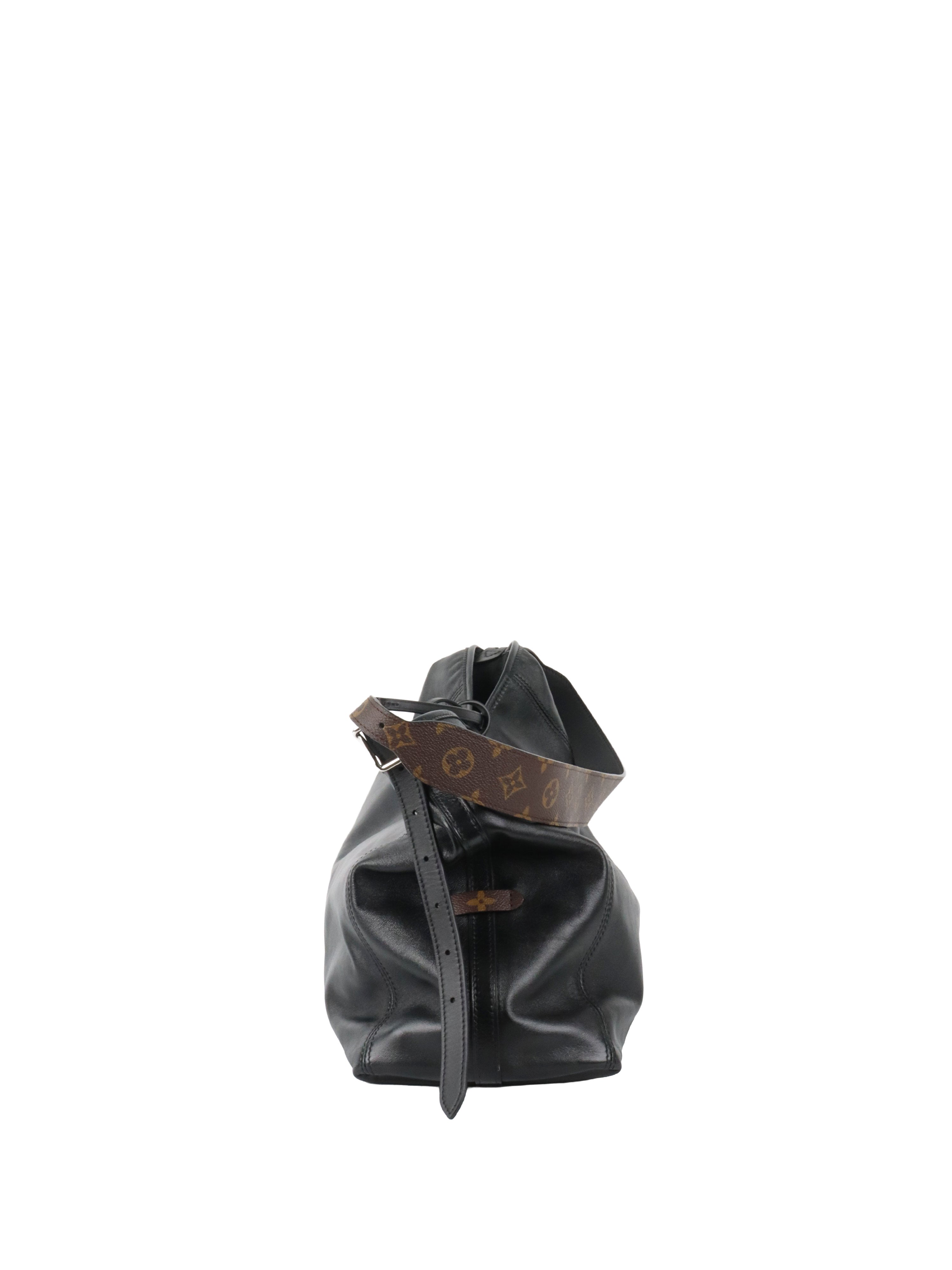 Louis  Vuitton Noir CarryAll Vibe MM.
