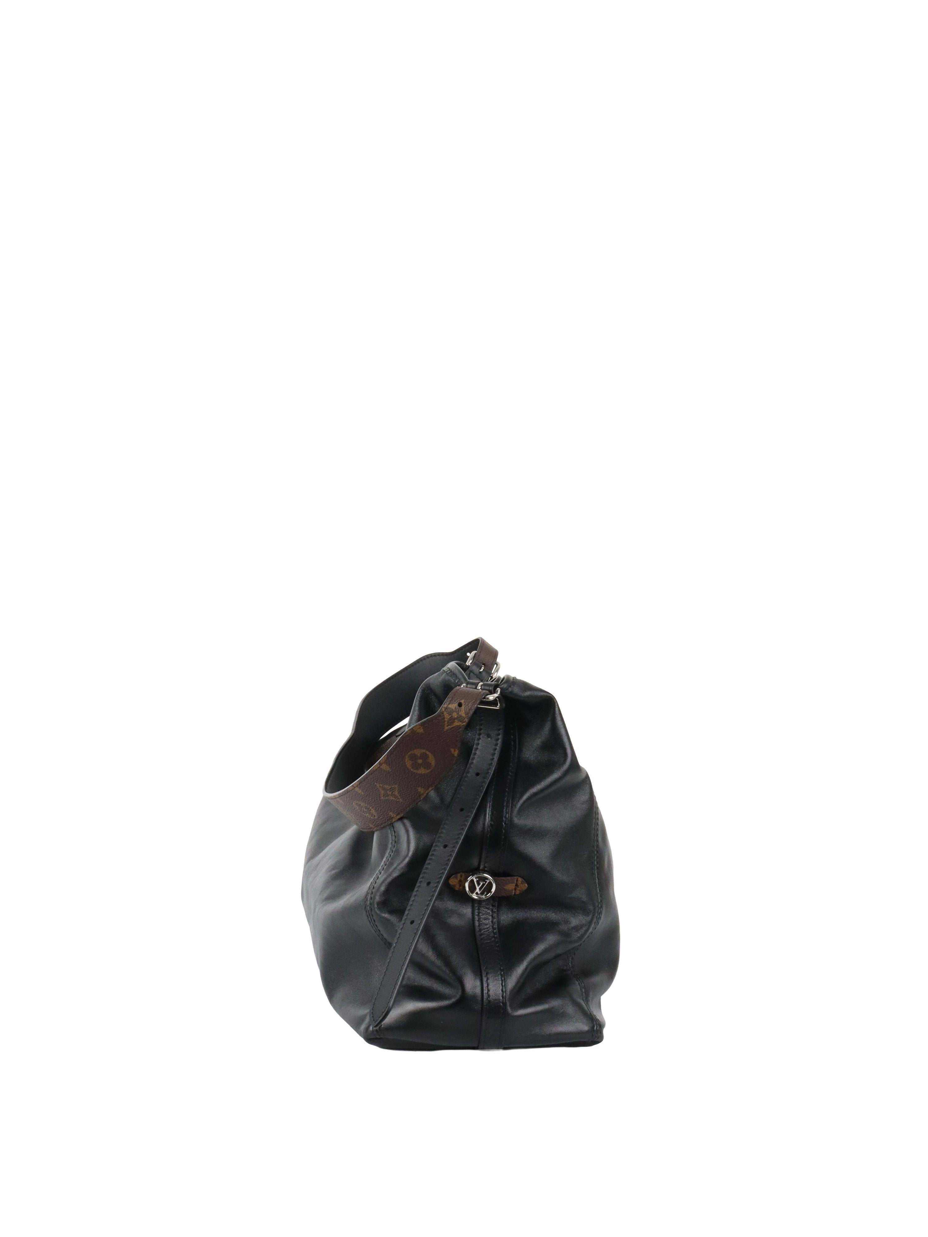 Louis  Vuitton Noir CarryAll Vibe MM.
