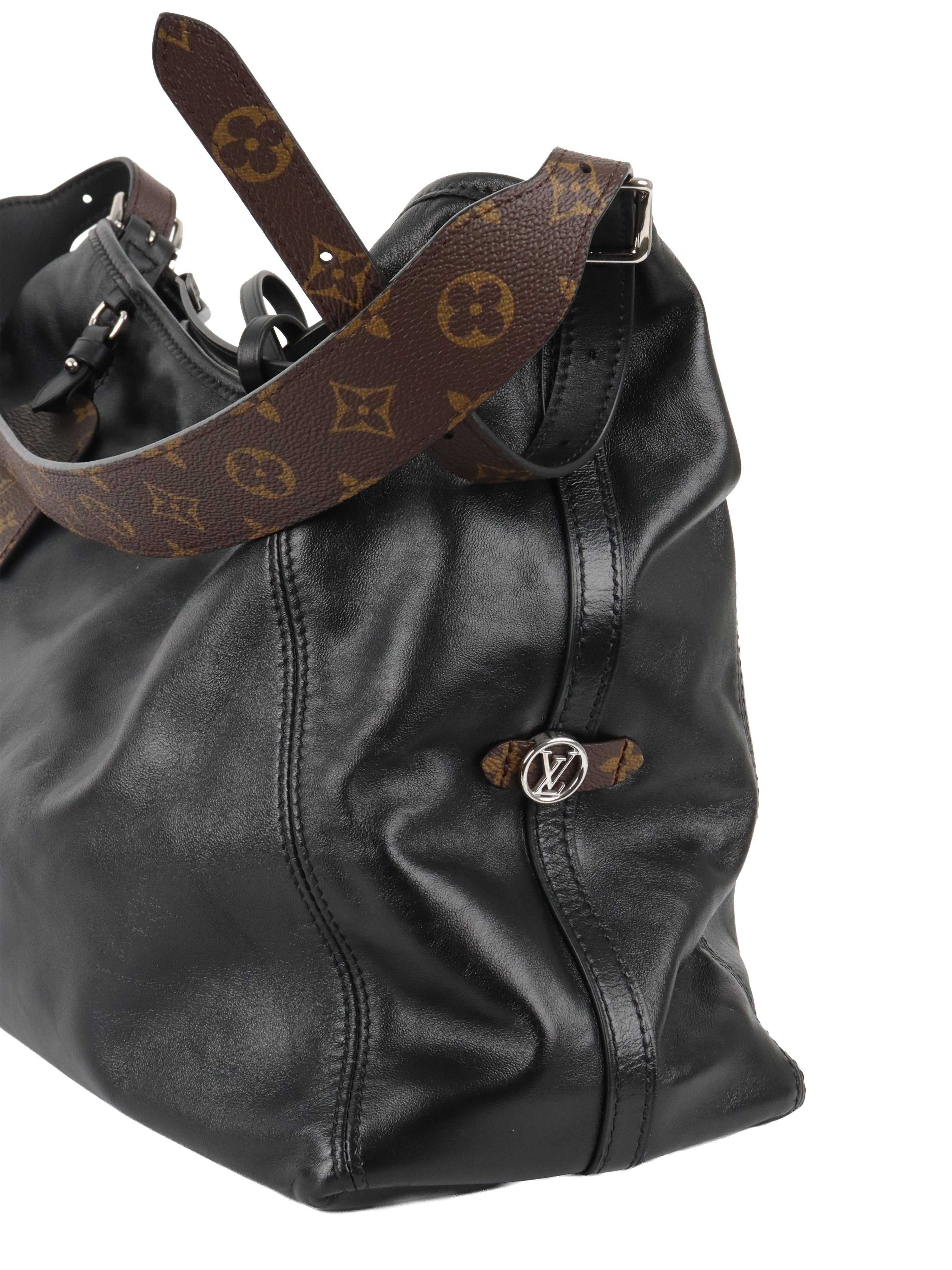 Louis  Vuitton Noir CarryAll Vibe MM.