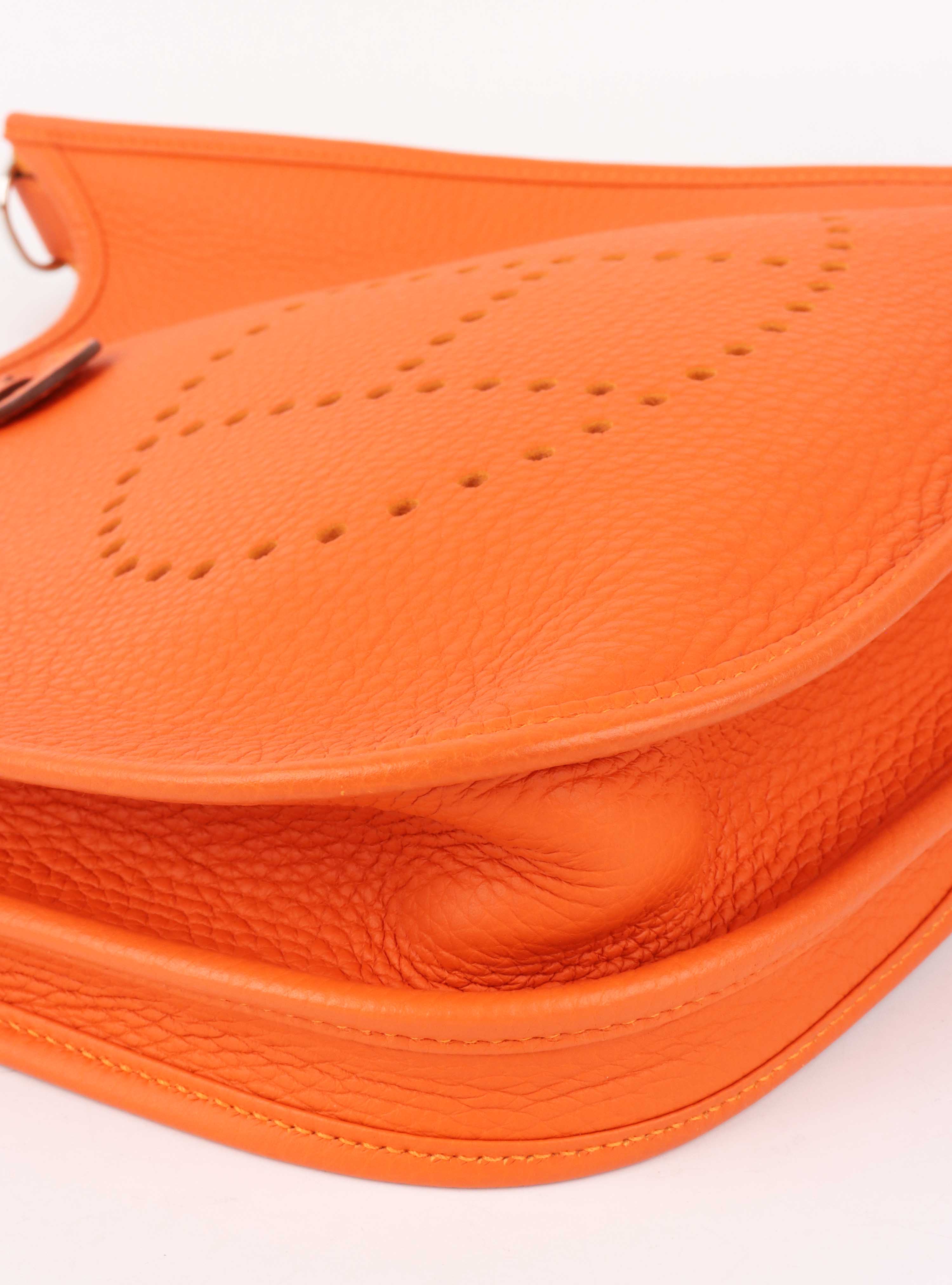 Hermes Evelyn III 29 in Feu Orange.