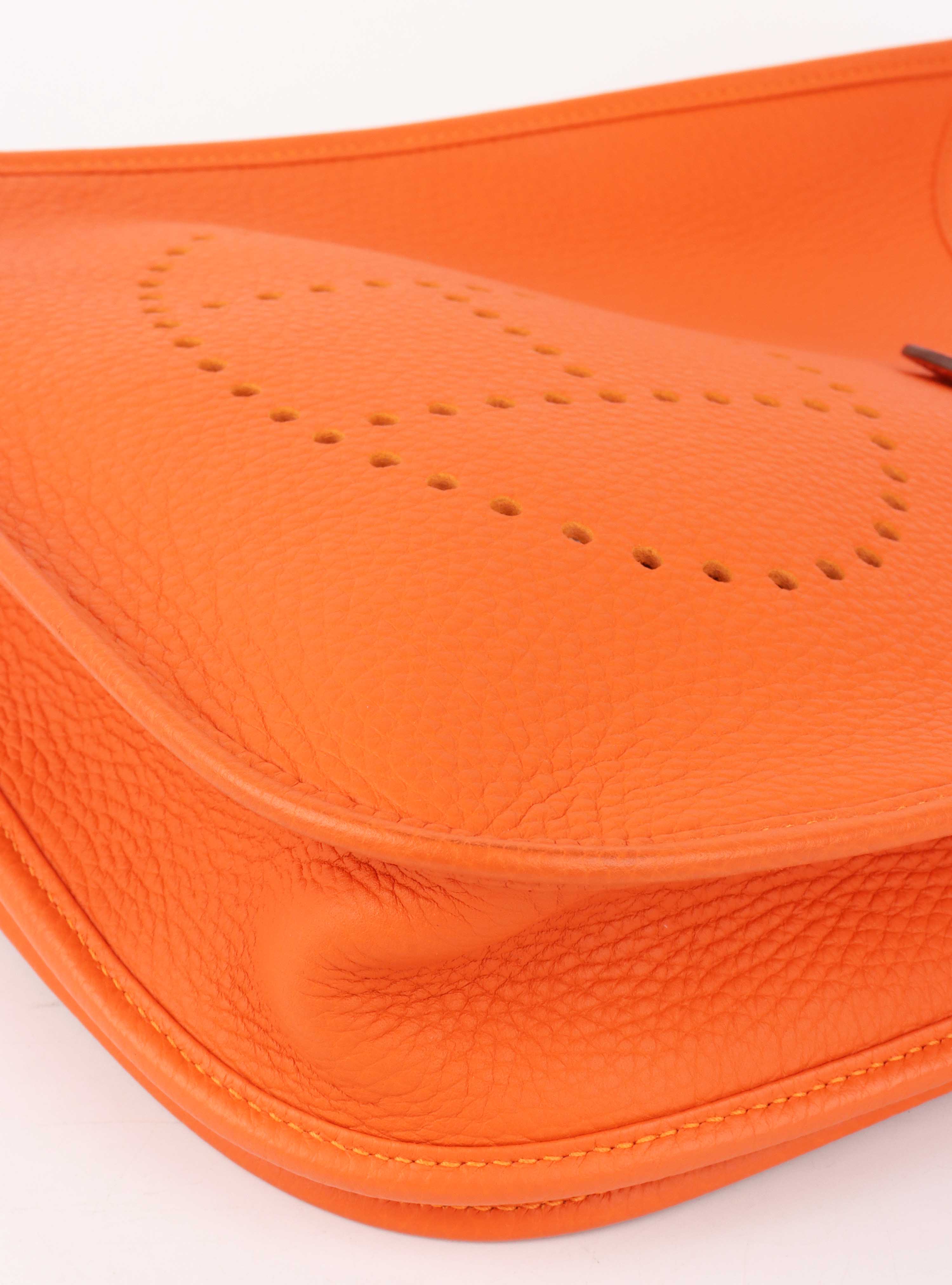 Hermes Evelyn III 29 in Feu Orange.