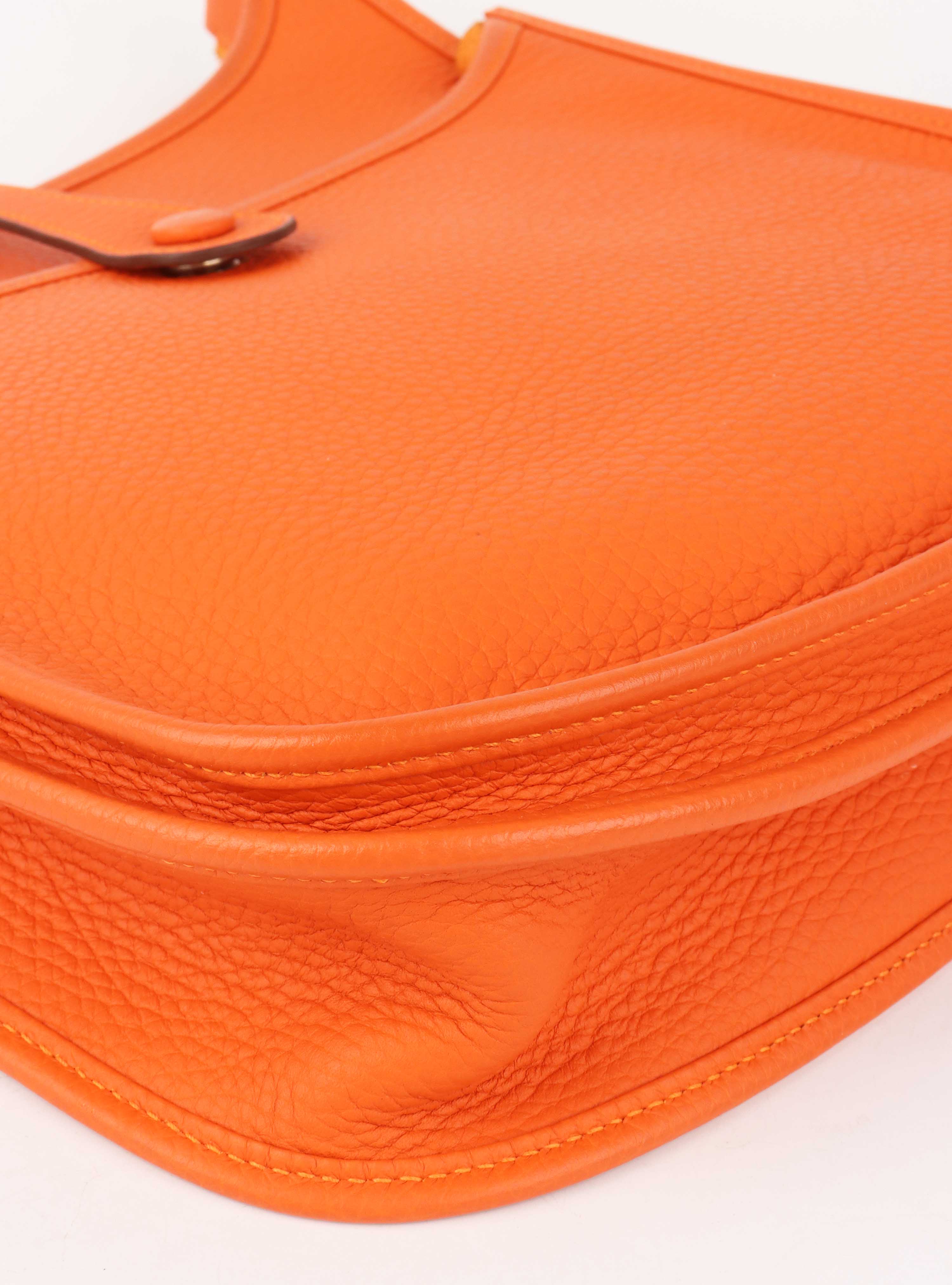 Hermes Evelyn III 29 in Feu Orange.