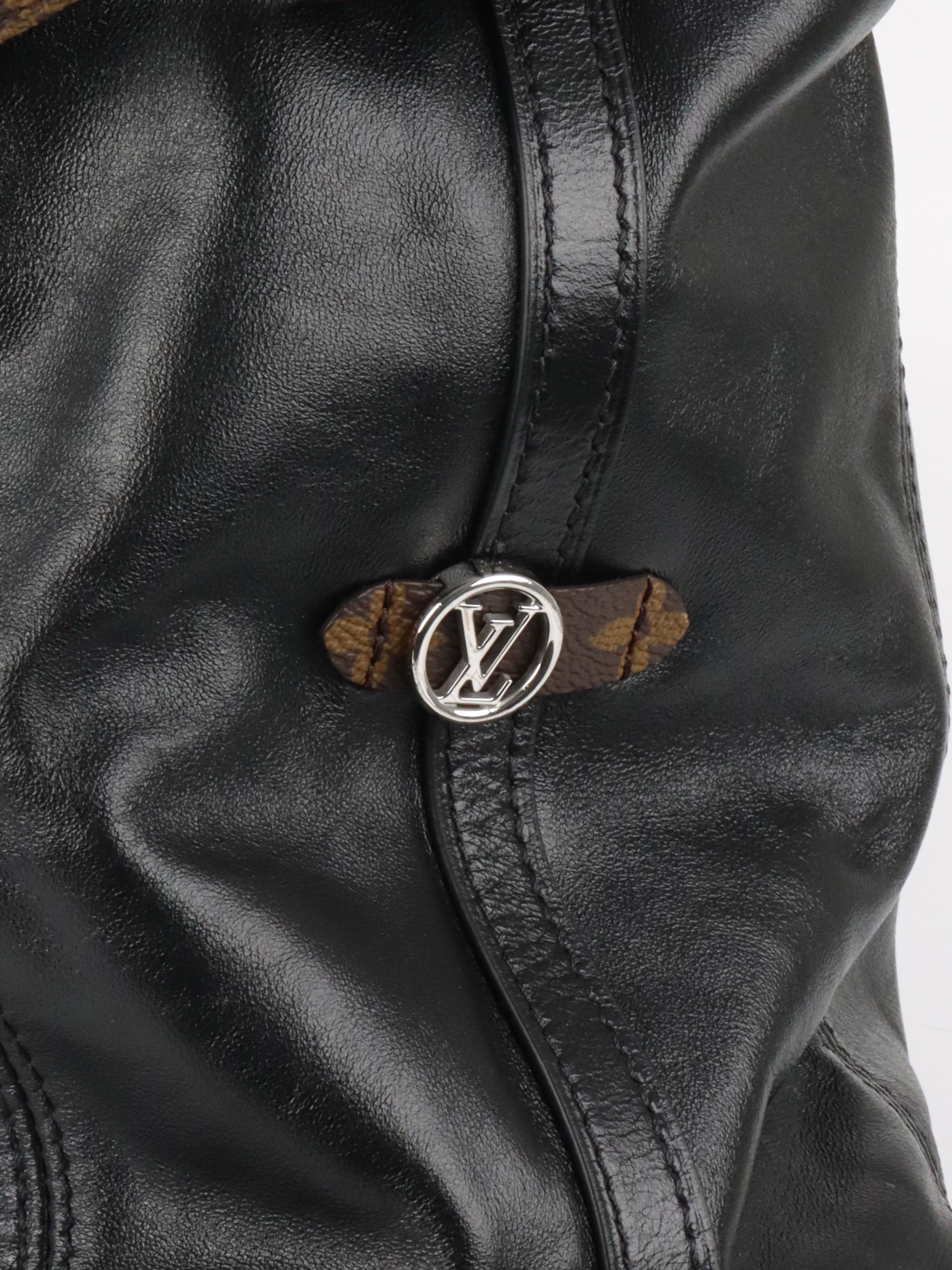 Louis  Vuitton Noir CarryAll Vibe MM.