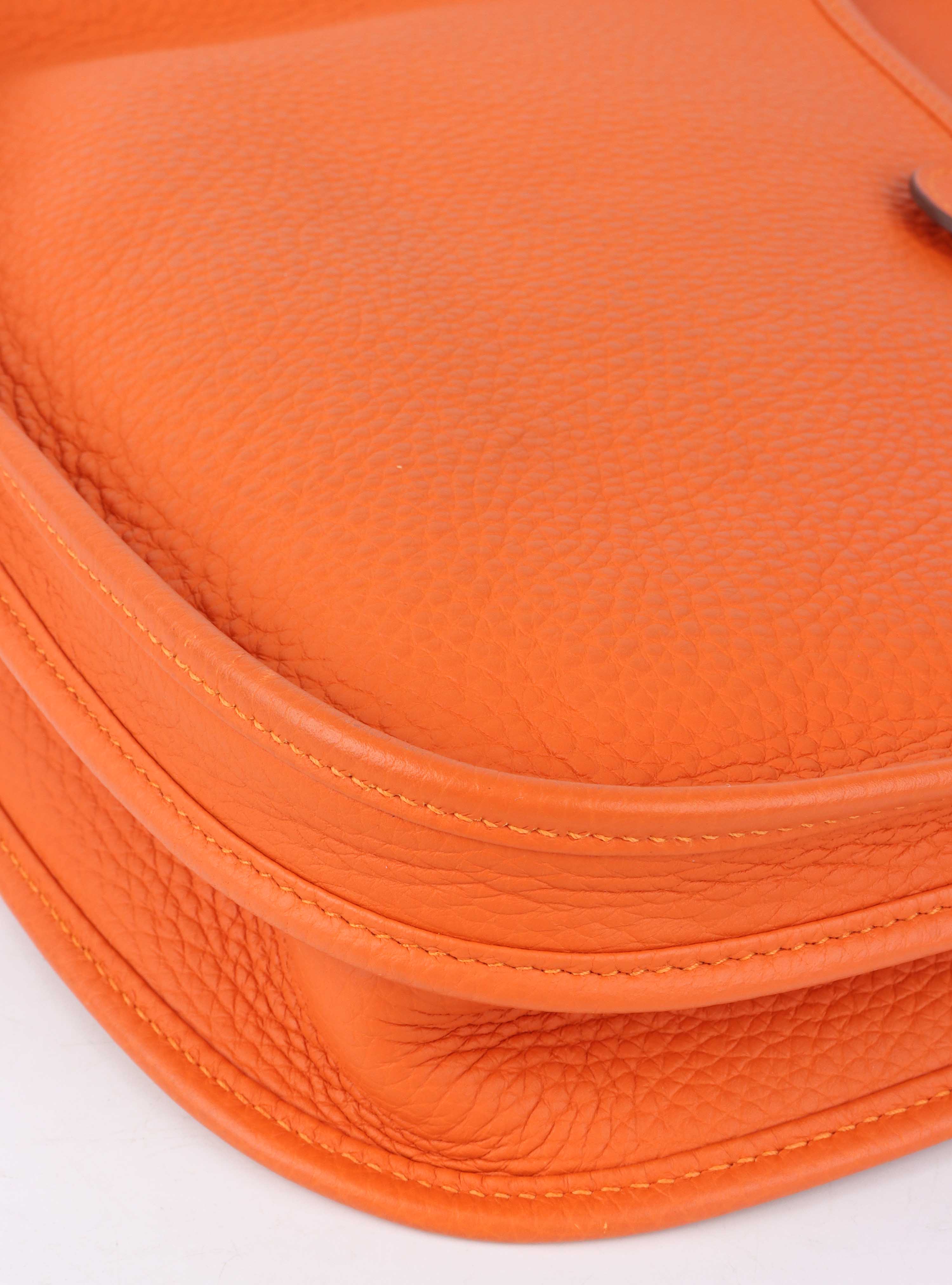 Hermes Evelyn III 29 in Feu Orange.
