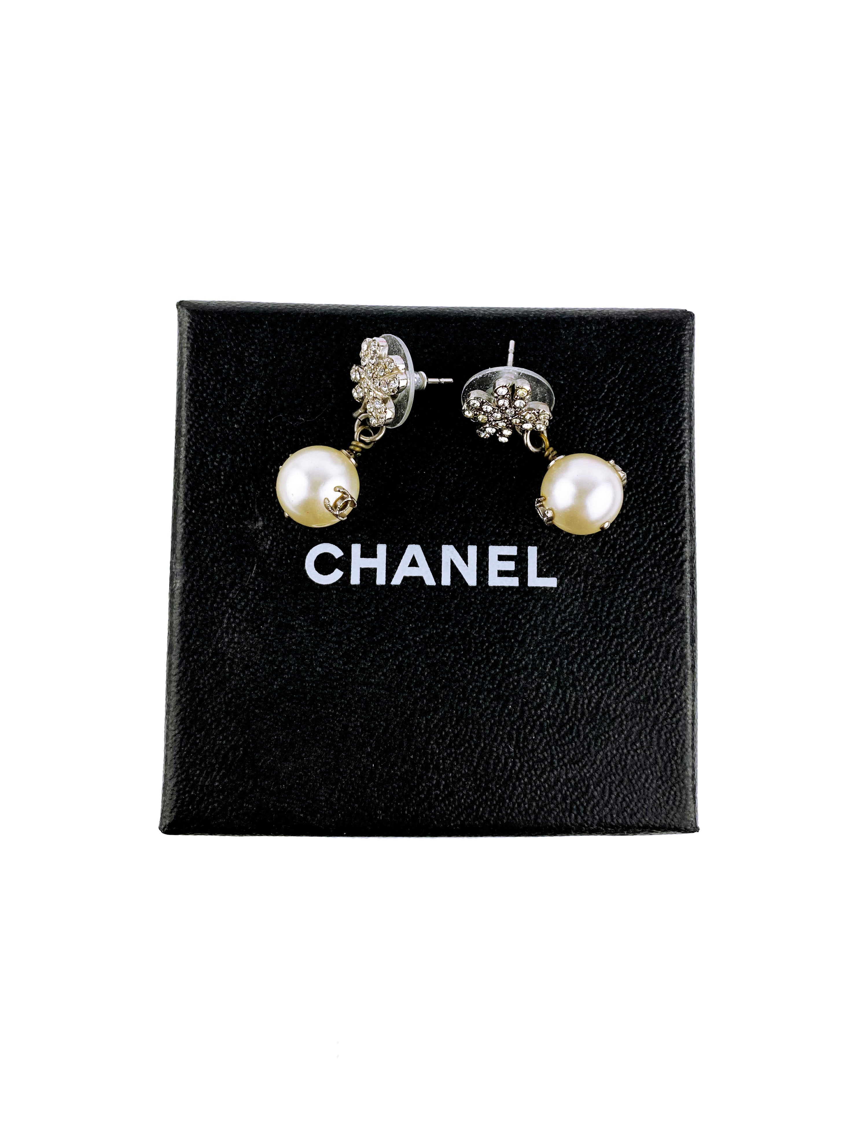 chanel-pearl-boucles-earrings-1.jpg